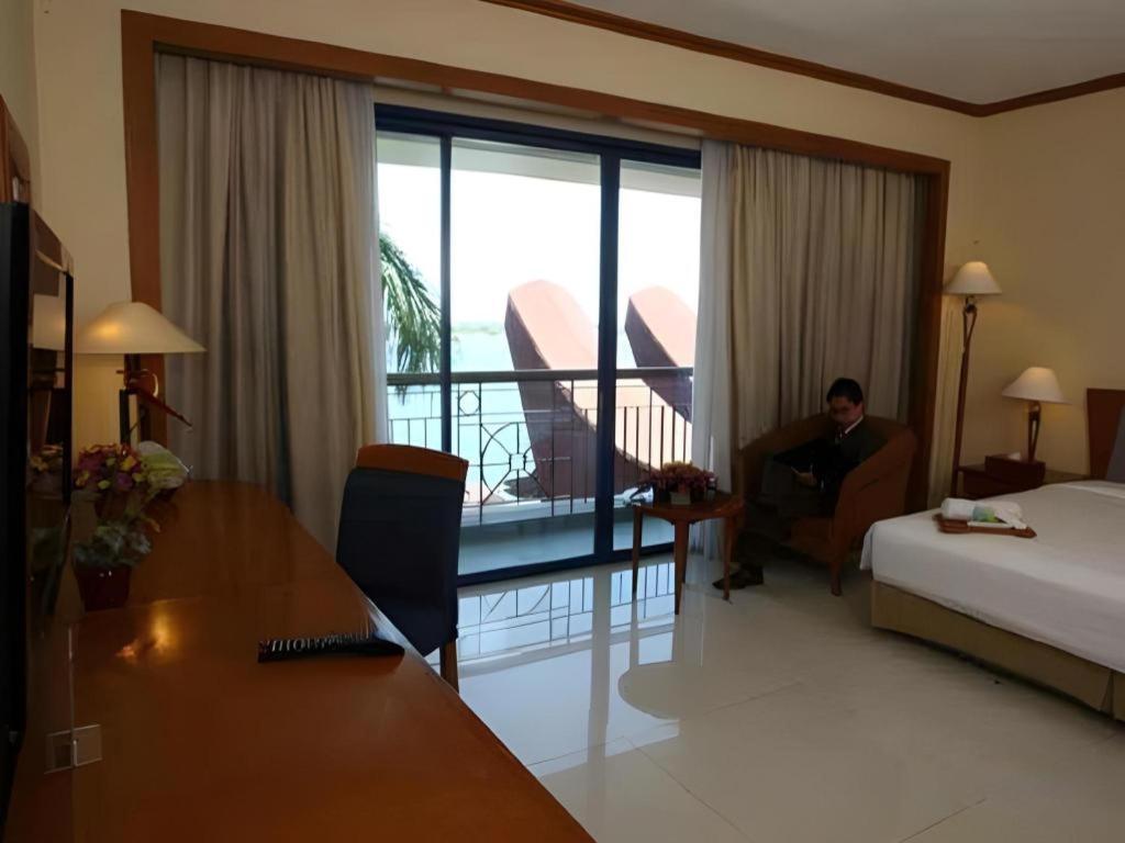 Makassar Golden Hotel Exterior foto